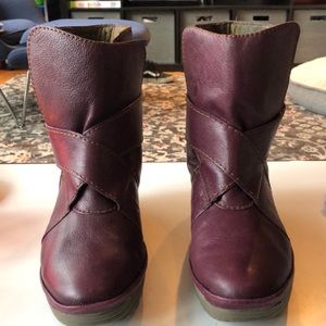 - Excellent condition wedge booties.